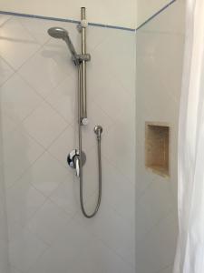 y baño con cabina de ducha con cabezal de ducha. en Sul Mare Sardegna Villa Actea en Villasimius