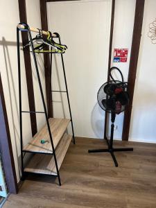 a room with a shelf and a stand with a basket at an eol caraibes in Trois-Rivières