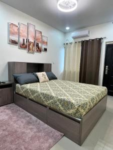 a bedroom with a bed in a room at Suite Seven in Mount Pleasant