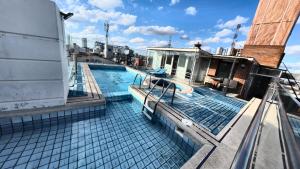 a swimming pool on the roof of a building at Hotel Pascana Plaza in Santa Cruz de la Sierra