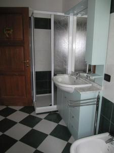 Bathroom sa Appartamento Le Jardin CIR VDA Aymavilles 0009
