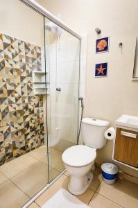 a bathroom with a toilet and a shower at Villa 61 | Hospedagem – Praia de Armação – Beto Carrero in Penha +56 photos
