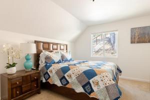 a bedroom with a bed and a lamp on a dresser at Riverfalls Retreat in Oakhurst