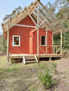 a red house with a gambrel roof at Cabaña Raymapu in Puelo +14 photos