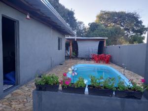 a backyard with a swimming pool and some plants at Recanto Eucaliptos in Araçoiaba da Serra +7 photos