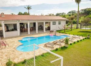 an image of a house with a swimming pool at Casa de campo - chácara Guinato in Socorro