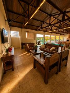 a large living room with couches and a table at Casa de campo - chácara Guinato in Socorro