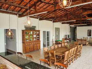 a large dining room with a large wooden table and chairs at Casa de campo - chácara Guinato in Socorro