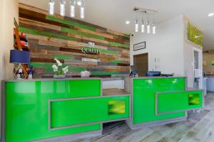 a lobby with green counters and a wooden wall at Quality Inn in Elgin