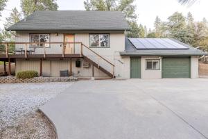 a house with a green door and a balcony at Peaceful Chalet in Oakhurst