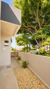 a house with a fence and a walkway at Villa 61 | Hospedagem – Praia de Armação – Beto Carrero in Penha