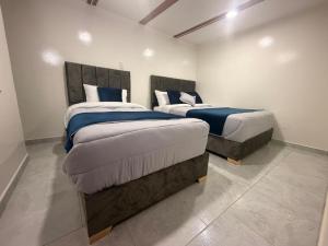 two beds in a room with two beds sidx sidx sidx sidx sidxsenalsenalsenal at Hotel Hostal Urban18 in Bogotá +28 photos