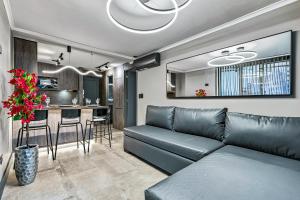 a living room with a couch and a kitchen at Design Tech Comfort & Location in Santiago