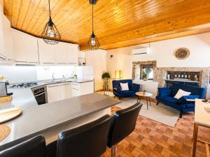 a kitchen and living room with a table and chairs at Casa Aninhas in Sabrosa