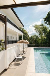 an external view of a house with a swimming pool at Casa Blanca Tanay in Tanay