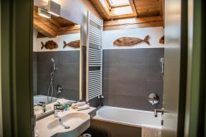 a bathroom with a sink and a bath tub at Agriturismo Corte Ruffoni in Zevio