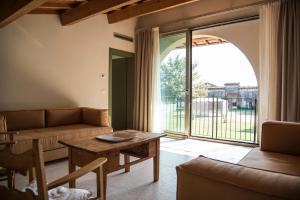a living room with a couch and a table at Agriturismo Corte Ruffoni in Zevio