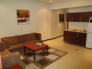 ein Wohnzimmer mit einem Sofa und einem Tisch in der Unterkunft Al Muhaidb Al Nadwa in Riad