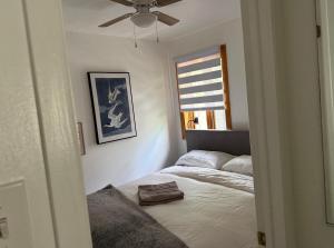 a bedroom with a bed and a ceiling fan at La Pergola-6 in Quebec City