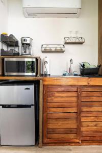 a kitchen with a counter with a microwave and a sink at Farm Suite Bienteveo in Naranjito