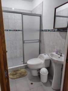 ein Badezimmer mit Toilette, Dusche und Waschbecken in der Unterkunft Edificio Las Palmas in Tumbes + 8 Fotos