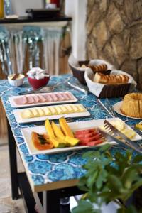 a table topped with lots of different types of food at POUSADA CÔCO MALUCO Centro Búzios in Búzios