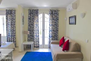 ヴィラモウラにあるAkisol Vilamoura Goldのリビングルーム(ソファ、青い敷物付)