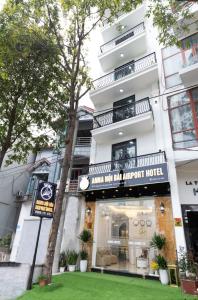 a view of the front of the hotel at Anna Noi Bai Airport Hotel in Sóc Sơn