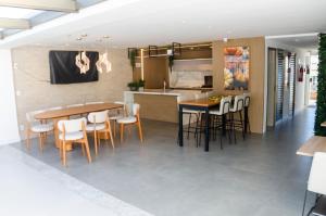 a kitchen and dining room with a table and chairs at Loft Icarai in Niterói