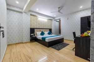 a bedroom with a bed in a room at The Vanta Luxe Near Yashobhumi in New Delhi