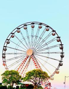 a large ferris wheel in a park at SmartsWay Hotel & Wellness in Eastbourne