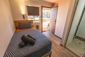 a bedroom with a bed with a television on the wall at Oasis Newman in Newman +63 photos