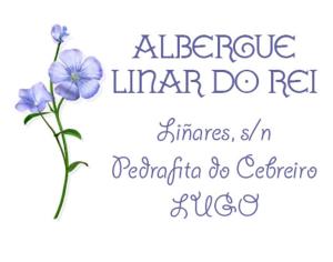 a sign with a blue flower on a white background at Linar Do Rei in Linares