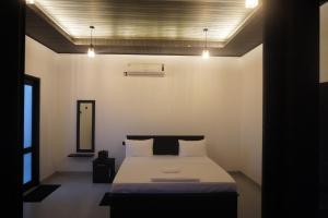 ein Schlafzimmer mit einem Bett in einem Zimmer in der Unterkunft Ward 58 in Wellawaya