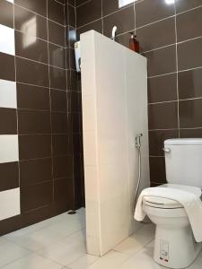 a bathroom with a toilet and a shower at Baan Ing Daan in Ban Non Nam Thaeng