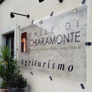 um sinal na lateral de um edifício em Agriturismo Valle di Chiaramonte em Chiaramonte Gulfi