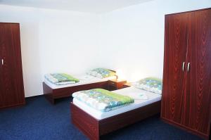 Letto o letti in una camera di Hotel Pivovar Kácov