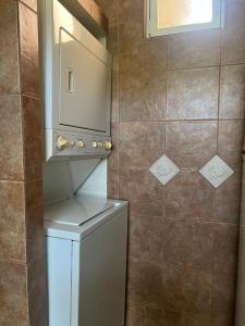 eine kleine Küche mit Kühlschrank und Mikrowelle in der Unterkunft Bellacozenza in Cabo San Lucas + 3 Fotos