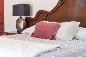 ein Bett mit einem Kissen mit dem Wort hallo drauf in der Unterkunft Bellacozenza in Cabo San Lucas