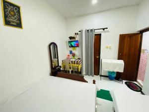 a living room with a table and a mirror at Hotel Kandy Village Inn in Kandy