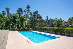 - une piscine dans une cour à côté d'une clôture dans l'établissement Alberg Santa Maria del Roure, à Cantonigros