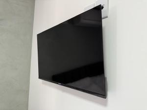 a flat screen tv hanging on a wall at M e M executivo in Ipatinga