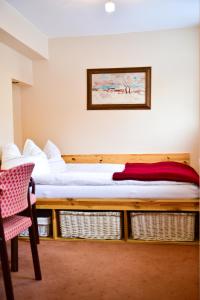 カルパチにあるApartament Górski - Apartamentujの木製のベッドフレームが備わるドミトリールームのベッド1台分です。