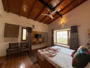 a bedroom with a large bed and a window at LRX Retreats in Chaubattia