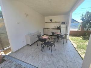 a patio with a table and chairs and a kitchen at 2 Mai - RS in 2 Mai