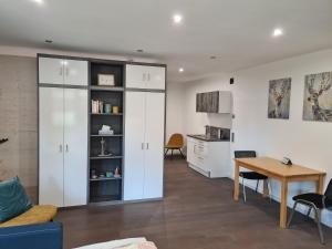 a living room with a table and a kitchen at Zimmer auf'm Hof in Gerabronn
