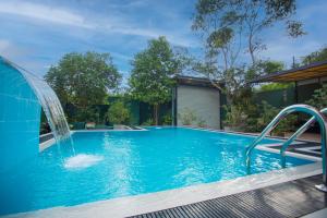 a swimming pool with a water fountain at Wenzel Villa in Hikkaduwa