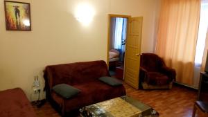 エカテリンブルクにあるАпартамент на Испанских Рабочих 31のリビングルーム(ソファ、椅子付)