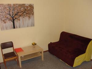 エカテリンブルクにあるApartment on Krasny Pereulok 8のリビングルーム(ソファ、テーブル、椅子付)