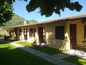 una casa con un prato verde davanti di Camping Ali Baba a Ceriale